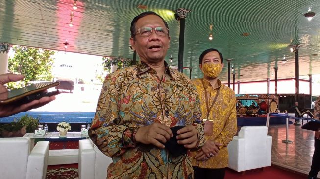 Menkopolhukam Mahfud MD di Pagelaran Kraton Yogyakarta, Senin (31/08/2020). [Suara.com/Yvestaputu sastrosoendjojo]