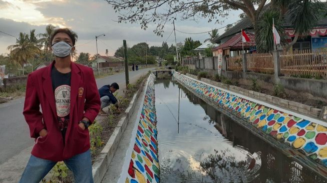 Pembersihan dan Pengecatan Selokan di Kel. Tiwugalih oleh Mahasiswa PMM UMM