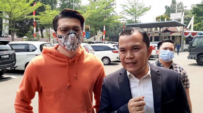 Irwansyah dan kuasa hukumnya, Zakir Rasyidin [Suara.com/Yuliani]