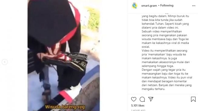 Pemuda bawakan toga untuk rayakan wisuda bersama di makam kekasihnya. - (Instagram/@smart.gram)