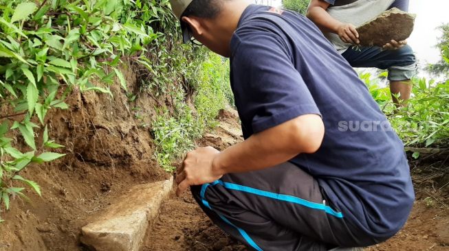 Temuan susunan batu mirip tangga yang diduga Ondo Budho di bukit Sipandu Dieng. [Suara.com / Khoirul]