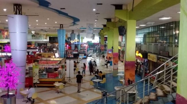 Depok Town Square jelang tutup mengikuti pemberlakuan jam malam terkait imbauan Pemerintah Kota Depok. [Suara.com/Supriyadi]