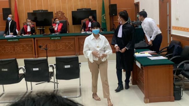 Vanessa Angel usai menjalani sidang perdana kasus narkoba di Pengadilan Negeri Jakarta, Senin (31/8).  [Evi Ariska/Suara.com]