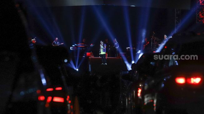 Suasana ketika Armand Maulana menghibur penonton konser drive-in di Jiexpo Kemayoran, Jakarta Pusat, Minggu (30/8). [Suara.com/Alfian Winanto]