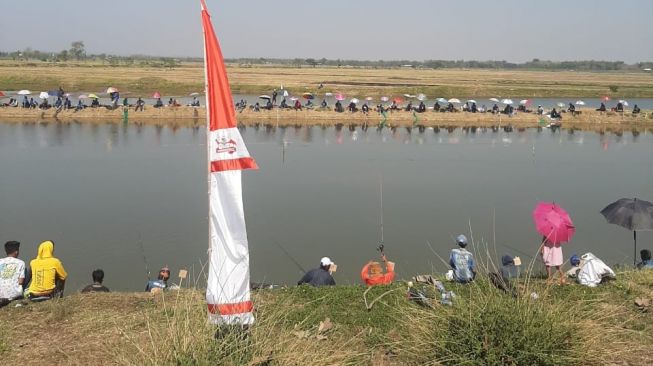 Mahasiswa UMM Rayakan HUT Republik Indonesia ke- 75 dengan Lomba Memancing