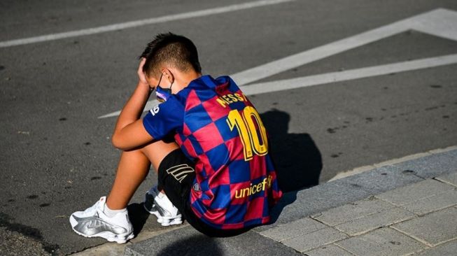 Viral Fans Cilik Ini Sedih  saat Messi Tak Hadir di Tempat 