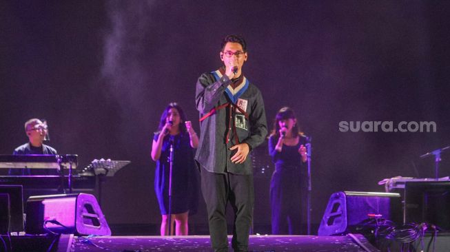 Penampilan Afgan Syahreza menghibur penonton saat konser drive-in di Jiexpo Kemayoran, Jakarta Pusat, Minggu (30/8). [Suara.com/Alfian Winanto]