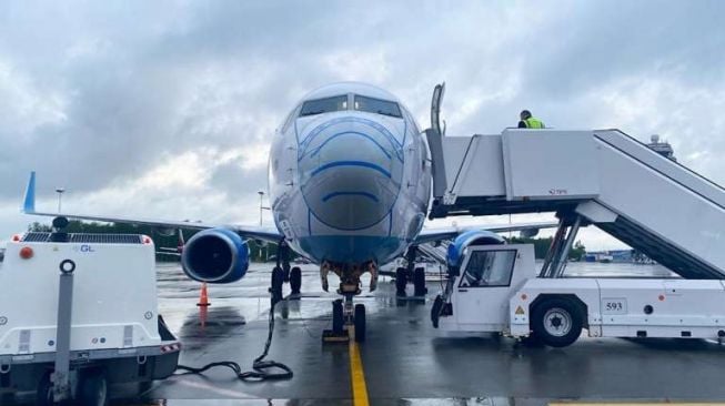 Pesawat Pobeda Airline juga menggunakan masker medis untuk menghormati pekerja medis.[Instagram/@pulkovo_airport]