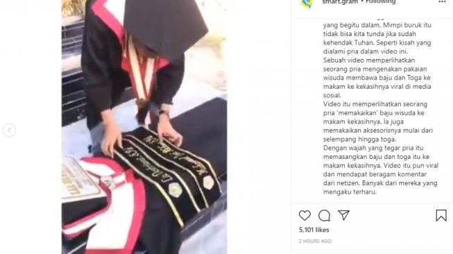 Berjuang Bersama di Universitas, Pemuda Ini Bawakan Toga ke Makam Kekasih