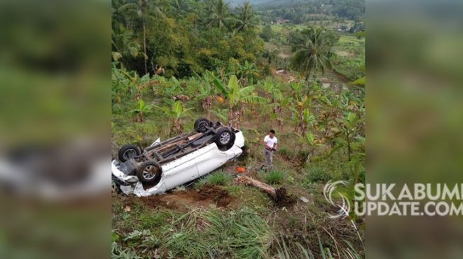 Ada Balita 2 Tahun, Mobil Berisi Satu Keluarga Terjun ke Jurang