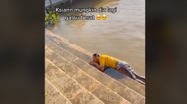 Diduga Galau Akut, Pengamen Ini Menangis Histeris di Pinggir Sungai