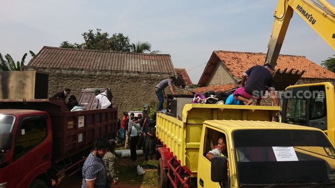 Warga Kecamatan Benda, Kota Tangerang diusir paksa dari lokasi proyek Jalan Tol Kunciran – Bandara Soekarno Hatta. (Suara.com/Irfan)