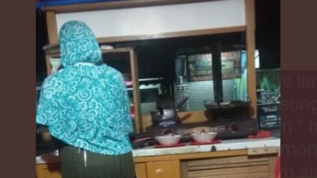 Niat Beli Makan Tengah Malam, Orang Ini Malah Lihat Sosok Transparan