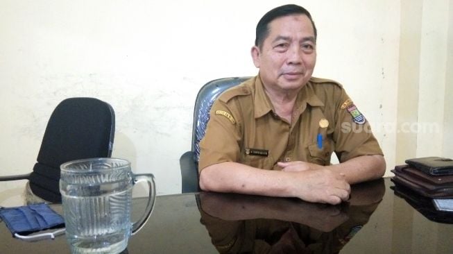Kepala Desa (Kades) Parahu Taufik Aliudin saat ditemui di kantornya, Selasa (1/9/2020). [Suara.com/Ridsha Vimanda Nasution]