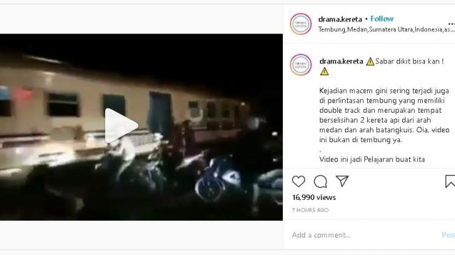 Sejumlah pengendara motor nyaris tertabrak kereta api setelah nekat menerobos rel. (Instagram/@drama.kereta)