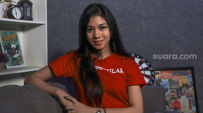 Finalis Miss Popular season 2, Shinta Khyuliang saat mengunjungi kantor suara.com di Jakarta Selatan, Selasa (1/9). [Suara.com/Alfian Winanto]