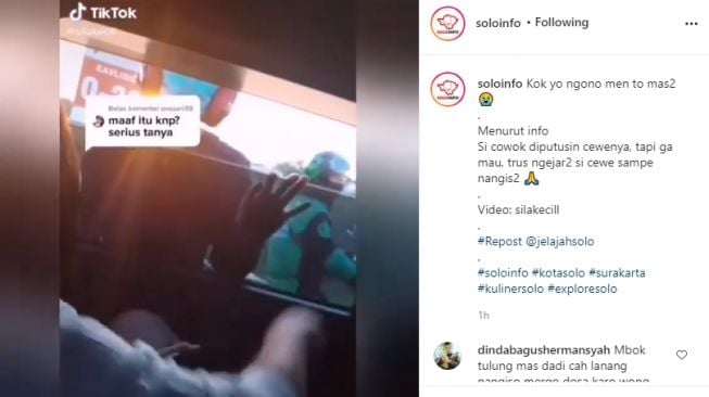 Seorang pria menghadang mobil kekasihnya menangis meminta tak ingin ditinggalkan. - (Instagram/@soloinfo)