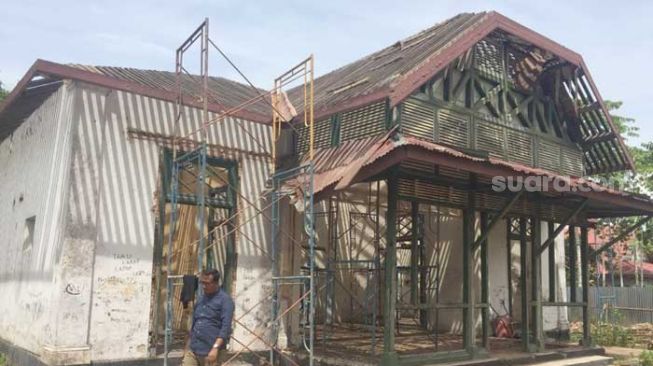 Merestorasi Detail Bekas Rumah Wedana Masa Hindia Belanda