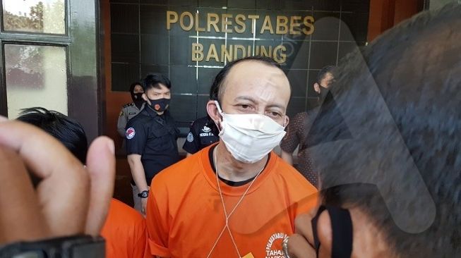 Pesinetron Preman Pensiun, Zulfikar alias Jamal, diamankan Satnarkoba Polrestabes Bandung. [Foto: Ayobandung.com]