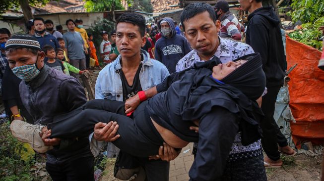 Seorang warga pingsan saat eksekusi lahan untuk pembangunan tol JORR 2 di Benda, Kota Tangerang, Banten, Selasa (1/9/2020).  [ANTARA FOTO/Fauzan]