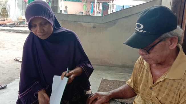 Isnaini Buton (44) ibu kandung Hardin alias Aldy (26), korban tewas laka tambang timah Sarang Ikan Desa Lubukbesar Kabupaten Bangka Tengah (Bateng). (Suara.com/Wahyu)