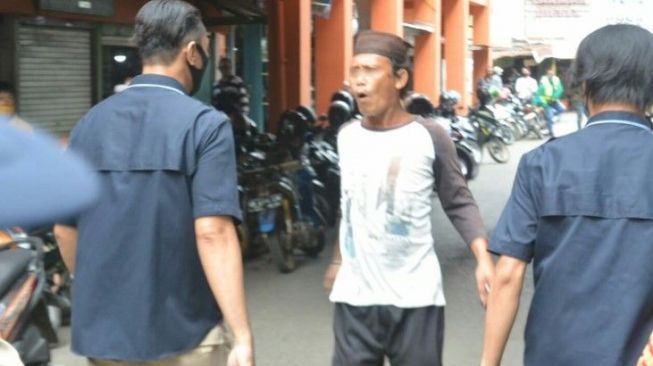 Ogah Pakai Masker, Pria Ini Ngajak Duel Petugas Satu Lawan Satu