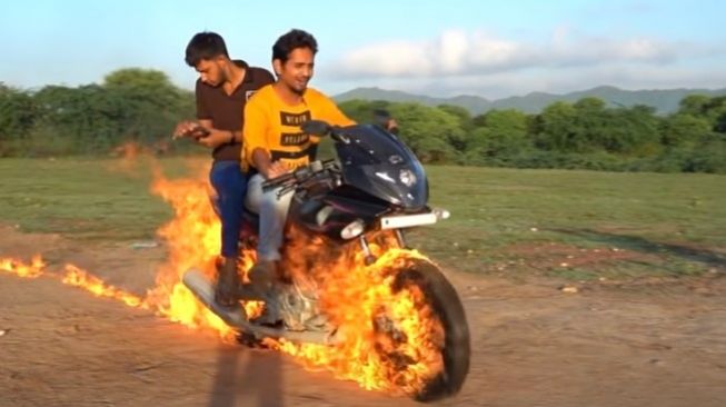 Aksi nekat pemotor tiru gaya Ghost Rider (Youtube)