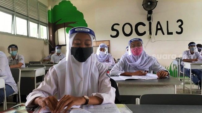 Pelajar SMAN 1 Pontianak, Kalbar, mengikuti proses belajar tatap muka, Senin (31/8/2020). [Suara.com/Eko Susanto]