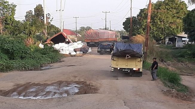 Jalan Lingkar Provinsi di Kuansing Rusak Parah, Satu Mobil Terperosok