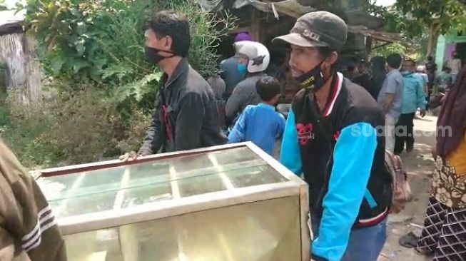 Ngedumel, Warga Benda Pasrah Angkut Barang Rumah Digusur Proyek Tol Jokowi