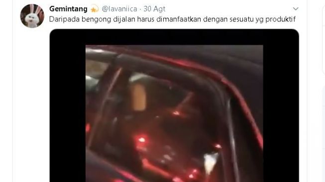 Seseorang tertangkap sedang menonton video tidak senonoh saat terjebak macet. (Twitter/@lavaniica)