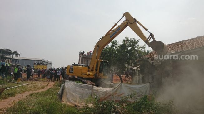 Warga Kecamatan Benda, Kota Tangerang diusir paksa dari lokasi proyek Jalan Tol Kunciran – Bandara Soekarno Hatta. (Suara.com/Irfan)