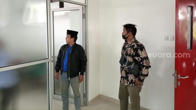 Ketua SBSI Yogyakarta Dani Eko Wiyono (mengenakan peci) keluar ruangan di tengah audiensi yang berjalan di kantor DPRD Sleman, Selasa (1/9/2020). - (SuaraJogja.id/Muhammad Ilham Baktora)