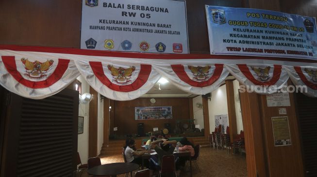 Sejumlah pelajar dari berbagai jenjang sekolah mengerjakan tugas dengan metode pembelajaran jarak jauh menggunakan fasilitas Wi-Fi gratis di balai warga RW 005 Kelurahan Kuningan Barat, Jakarta, Selasa (1/9/2020). [Suara.com/Angga Budhiyanto]