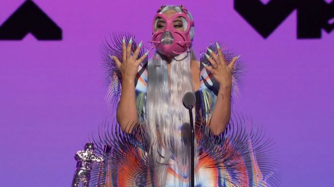 Lady Gaga saat menerima penghargaan dalam ajang MTV Video Music Award (MVA) 2020 yang digelar secara virtual, New York, Minggu (30/8). [Foto/AFP]