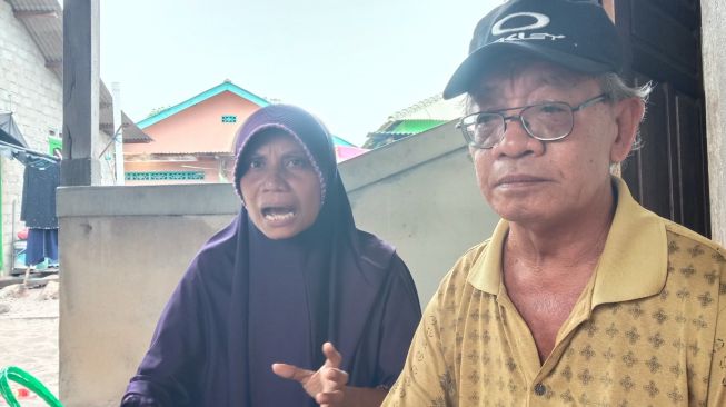 Isnaini Buton (44) ibu kandung Hardin alias Aldy (26), korban tewas laka tambang timah Sarang Ikan Desa Lubukbesar Kabupaten Bangka Tengah (Bateng). (Suara.com/Wahyu)