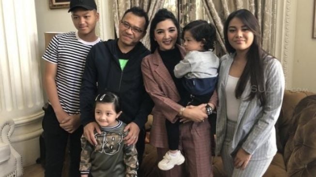 Anang Hermansyah bersama Ashanty dan keempat anaknya. (Suara.com/Revi C Rantung)