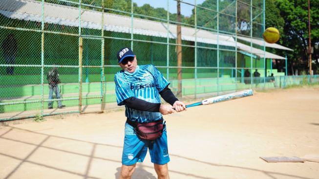 Pelatih kepala Persib Bandung Robert Rene Alberts bersiap untuk memukul bola dalam permainan softball di lapangan Lodaya, Bandung, Selasa (1/9/2020). [Dok. Persib]