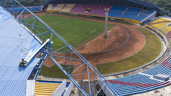 Pekerja memasang atap stadion Gelora Sriwijaya Jakabaring (GSJ), Jakabaring Sport City (JSC), Palembang, Sumatera Selatan, Selasa (1/9/2020). [ANTARA FOTO/Nova Wahyudi]
