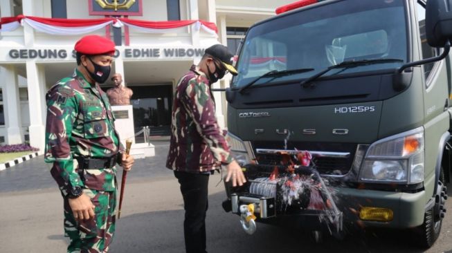 Mensos, Juliari Batubara dan Komandan Jenderal Kopassus, Mayjen TNI I Nyoman Cantiasa, di Markas Kopassus, Jakarta (1/9/2020). (Dok : Kemensos)