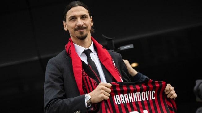 Zlatan Ibrahimovic Resmi Ekstensi Masa Kerja di AC Milan
