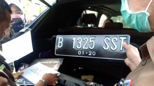 AGO agents opened the seized car of prosecutor Pinangki.  (Voice.com/Arga)