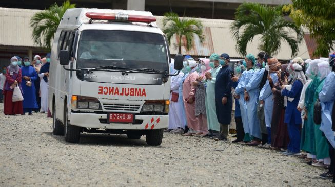 Ratusan tenaga medis melepas pemberangkatan jenazah dokter anestesi Imai Indra, yang meninggal akibat COVID-19 di Rumah Sakit Umum Zainal Abidin, Banda Aceh, Aceh, Rabu (2/9/2020).   [ANTARA FOTO/Ampelsa]