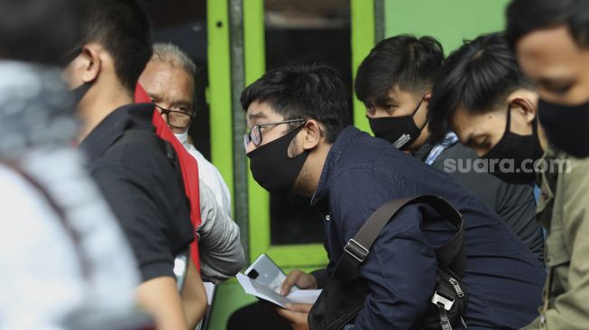 Warga sipil yang menjadi korban penyerangan Mapolsek Ciracas berbincang saat berada di Koramil 05 Kramat Jati, Jakarta, Rabu (2/9/2020). [Suara.com/Angga Budhiyanto] 