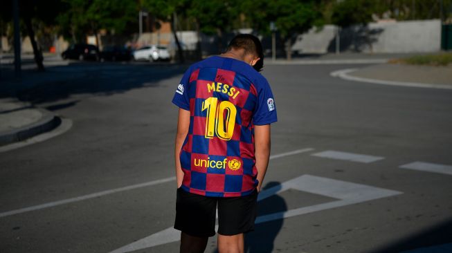 Fans cilik Barcelona menunggu di luar Ciutat Esportiva Joan Gamper, Barcelona, Spanyol, Minggu (30/8). [PAU BARRENA / AFP]