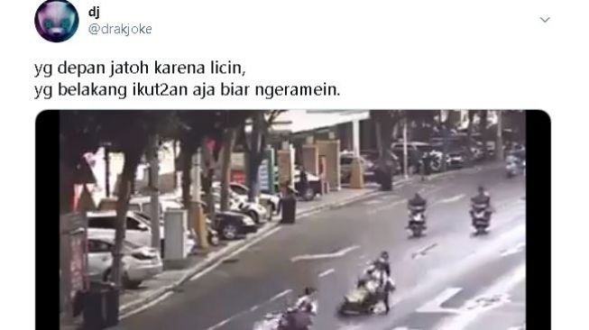 Sejumlah pengendara sepeda motor mengalami kecelakaan beruntun namun endingnya lucu. (Twitter/@drakjoke)