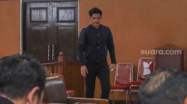 Pesinetron Fiki Alman saat dipanggil maju sebagai saksi dalam kasus pencemaran nama baik yang menjerat Vicky Prasetyo di Pengadilan Negeri Jakarta Selatan, Rabu (2/9). [Suara.com/Alfian Winanto]