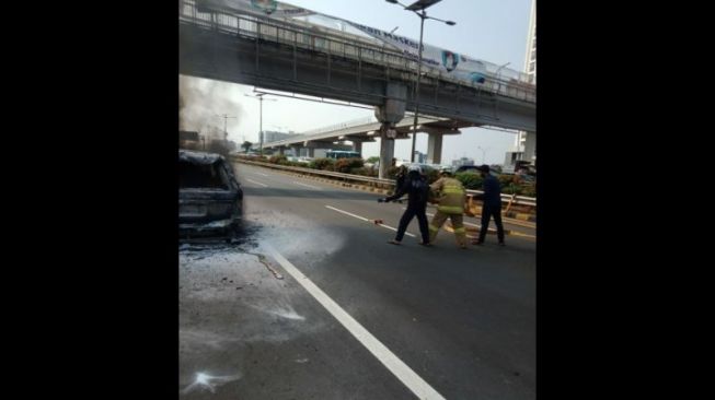 Range Rover terbakar di di tol dalam kota Jalan MT Haryono, Jakarta Selatan tepatnya di KM 1, Rabu (2/9/2020). 