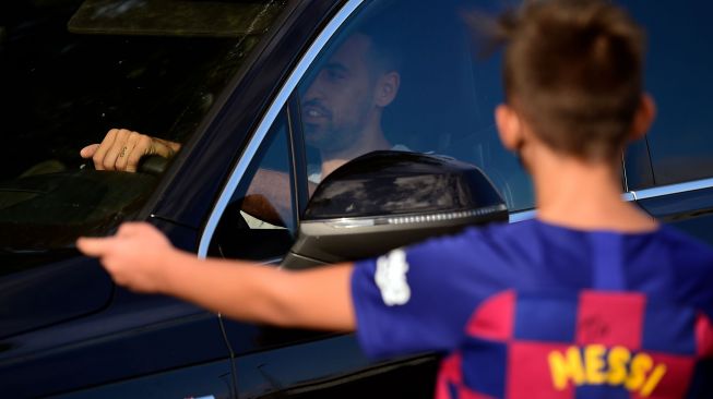 Fans cilik Barcelona menunggu di luar Ciutat Esportiva Joan Gamper, Barcelona, Spanyol, Minggu (30/8). [PAU BARRENA / AFP]