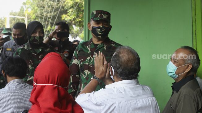 Panglima Kodam Jaya, Mayjen TNI Dudung Abdurachman (tengah) mendengarkan kesaksian warga sipil yang menjadi korban penyerangan Mapolsek Ciracas di Koramil 05 Kramat Jati, Jakarta, Rabu (2/9/2020). [Suara.com/Angga Budhiyanto] 